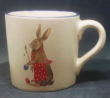 Keramik-Tasse  - Becher mit Wunschname – Motiv: 2 x Osterhase mit roter Schürze
