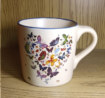 Keramik-Tasse  - Becher mit Wunschname – Motiv: 1 x Schmetterlings-Herz – 75 mm