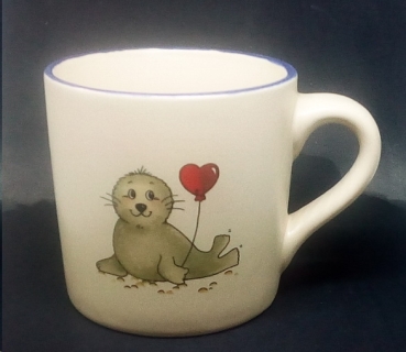 Keramik-Tasse  - Becher mit Wunschname – Motiv: 1 x Robbe / Playfull Seal