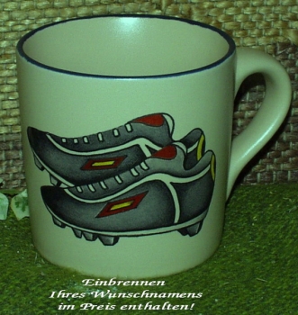 Keramik-Tasse  - Becher mit Wunschname – Motiv: 1 x Fußballschuhe