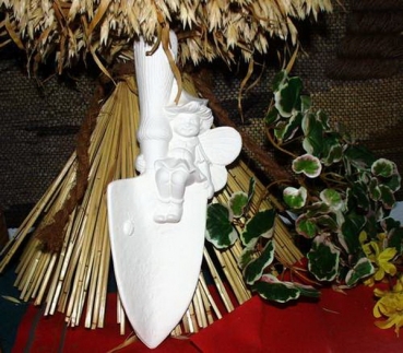 Schaufel mit Elfe zum Hängen – 28 cm hoch – Schrühware