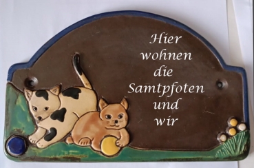 Keramik-Türschild – Friesen-Trend – Katzenpaar – schwarzbeige und beige Katze - 20,5 x 13 cm – Schriftfeld dunkelbraun - Handarbeit