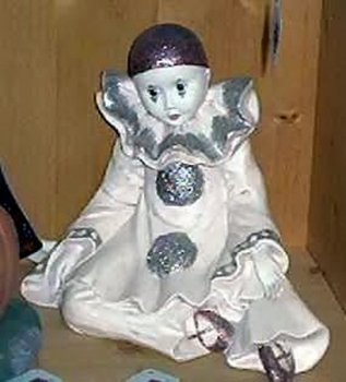 Pierrot – sitzend groß - 28 cm - Schrühware