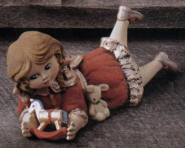 Mädchen – liegend – mit Schaukelpferd und Hase – 18 cm lang - Schrühware