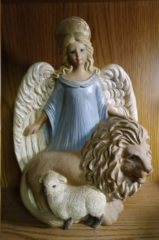 Friedensengel - Schutzengel mit Löwe und Schaf - 33 cm hoch – Handarbeit – Unikat