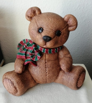 Sitzender Teddy mit Schleife – extragroß – 33 cm hoch – bemalte Keramik – Handarbeit – Ihre Wünsche werden gerne berücksichtigt!