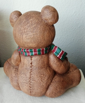 Sitzender Teddy mit Schleife – extragroß – 33 cm hoch – bemalte Keramik – Handarbeit – Ihre Wünsche werden gerne berücksichtigt!