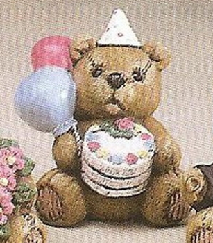 Festtags-Teddy mit Torte und Luftballons – 8 cm hoch – Schrühware