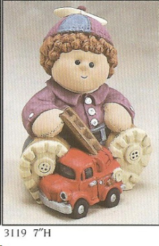 Preview: Button Buddies – sitzender Junge mit Spielzeug – 18 cm hoch – Schrühware Preview: Button Buddies – sitzender Junge mit Spielzeug – 18 cm hoch – Schrühware