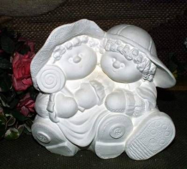 Preview: Button Buddies - sitzendes Kinderpaar - 18 cm hoch – Schrühware Preview: Button Buddies - sitzendes Kinderpaar - 18 cm hoch – Schrühware