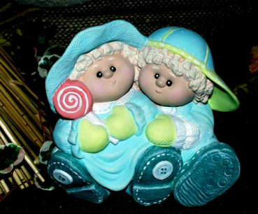 Preview: Button Buddies - sitzendes Kinderpaar - 18 cm hoch – Schrühware Preview: Button Buddies - sitzendes Kinderpaar - 18 cm hoch – Schrühware