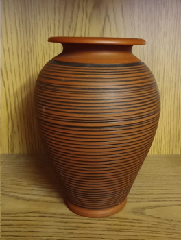Rustikale Rillenvase – terrakotta-schwarz – 20 cm hoch – bis 13,5 cm  Ø – Handarbeit – Unikat
