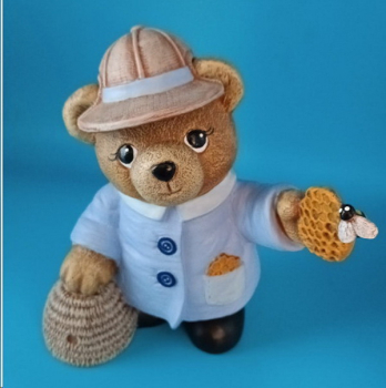 Teddy mit Bienenkorb – 15 cm hoch – bemalte Keramik - Handarbeit - Ihre Wünsche werden gerne berücksichtigt!
