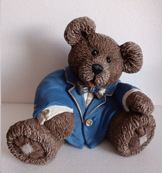Teddy mit blauer Jacke – 21,5 cm hoch – liebevoll und detailreich bemalt – Handarbeit aus Keramik – Unikat