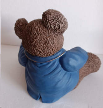 Teddy mit blauer Jacke – 21,5 cm hoch – liebevoll und detailreich bemalt – Handarbeit aus Keramik – Unikat