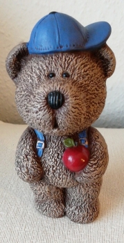 Knapsack Bear  - Teddy mit Mütze und Apfel – 18 cm hoch – bemalte Keramik - Handarbeit - Ihre Wünsche werden gerne berücksichtigt!