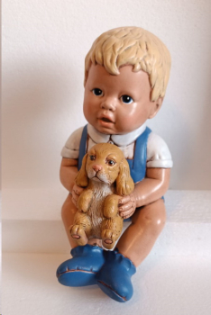 Preview: Kleinkind – Junge mit Hund – Kantensitzer – 22 cm hoch – Handarbeit aus Keramik – sehr schönes Unikat