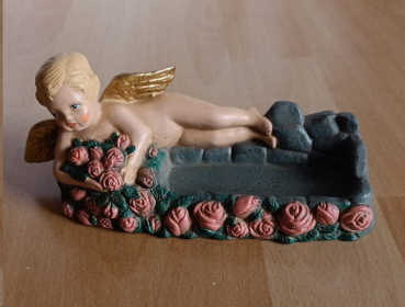 Visitenkartenhalter – Putte auf Rosen – 12,7 cm lang  – Handarbeit aus Keramik – Unikat