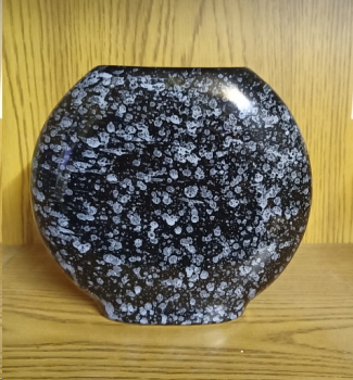 Flache Vase – schwarz-weiß glasiert – innen schwarz – 16,5 x 18 cm – Handarbeit – Unikat