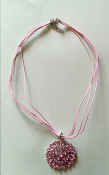 Collier – 46 cm - 4reihig – rosa - Blüte – Anhänger 55 mm mit Öse – Modeschmuck aus Metall und Glassteinen