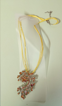 Collier – 46 cm - 4reihig – bernsteinfarben - Blüte – Anhänger 62 x 45 mm mit Öse – Modeschmuck aus Metall und Glassteinen