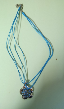 Collier – 46 cm - 4reihig – grün – Blüte mit grünen Steinen – Anhänger 40 x 30 mm – Modeschmuck aus Metall und Glassteinen