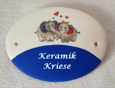 Keramik-Türschild – Verliebte Elefanten – 11,5 x 8,6 cm – Schriftfeld blau – Handarbeit – Unikat