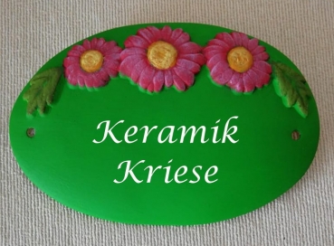 Keramik-Türschild – drei rosa Blüten – 14,3 x 9,3 cm – Schriftfeld grün – Handarbeit