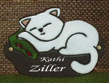 Keramiktürschild – weiße, schlafende Katze auf Kissen