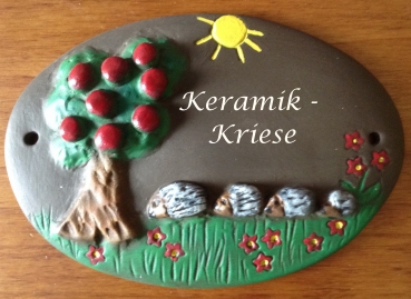 Keramiktürschild – Apfelbaum mit Igelfamilie – 4 Igel - Handarbeit – 14,5 x 10 cm