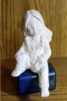 Indianermädchen – Kantensitzer – 11,5 cm hoch – Schrühware – Sonderangebot