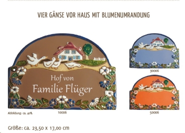 Keramik-Türschild – Lasergravur – 24 x 17 cm – Farb- und Schriftauswahl – Vier Gänse vor Haus – Blumenrand