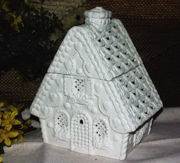 Knusperhaus / Lebkuchenhaus – Dose – zum Beleuchten mit schönen Details - aufwändig ausgeschnitten – 20 x 15 x 25 cm - Schrühware