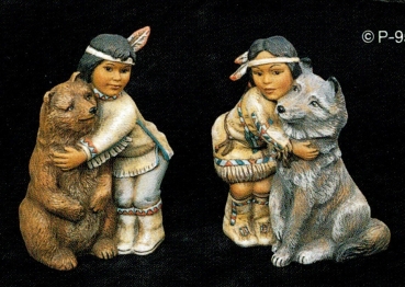 Indianerkinder mit Bär und Wolf im 2er-Set – je 11 cm hoch - Schrühware