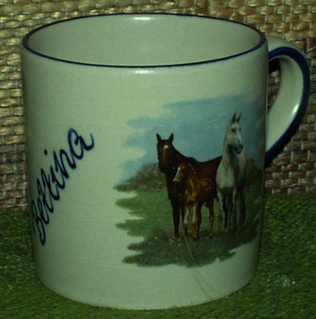 Namenstasse – Becher – Pferde auf beiden Seiten – Fester Name: Bettina