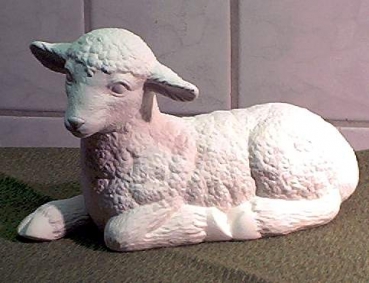 Lamm – Schaf – liegend – linksschauend – 27,5 cm lang - Schrühware