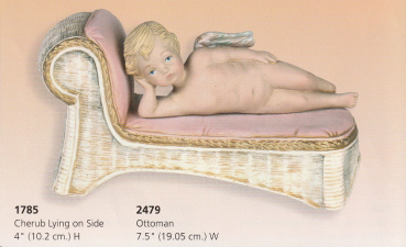 Putte klein auf Ottomane - 10,2 cm und 19 cm – Schrühware