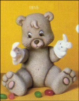 sitzender Teddy mit Hasen-Handpuppen – 16 cm hoch – Schrühware
