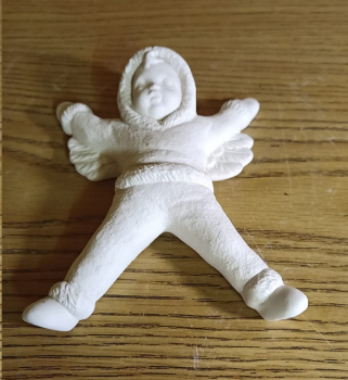 Winterengel auf Rücken – 13 x 10 cm – Schrühware – Sonderangebot