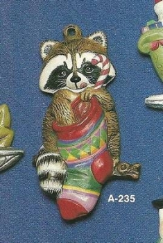 ALBERTAS–Gießform – neu – Waschbär im Strumpf – Hänger – 9,2 cm – Design auf Vorder-​ und Rückseite