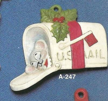 ALBERTAS–Gießform – neu – Maus im Briefkasten – Ornament – Hänger – 9,2 cm – Design auf Vorder-​ und Rückseite