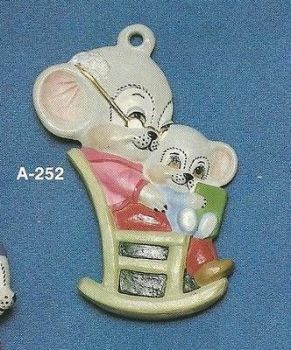 ALBERTAS–Gießform – neu – Maus mit Baby im Schaukelstruhl – Hänger – 9,2 cm – Design auf Vorder-​ und Rückseite