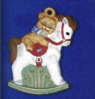 ALBERTAS–Gießform – neu – Teddy auf Schaukelpferd – Ornament – Hänger – 9,2 cm – Design auf Vorder-​ und Rückseite