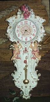 Barocke Wanduhr mit Putten – Schrühware