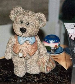 Teddy mit Tasche – 27,5 cm hoch – Schrühware