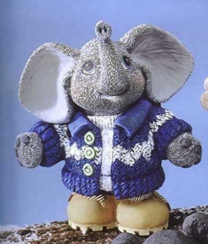Elefant mit Strickjacke – 28,5 cm hoch – Schrühware