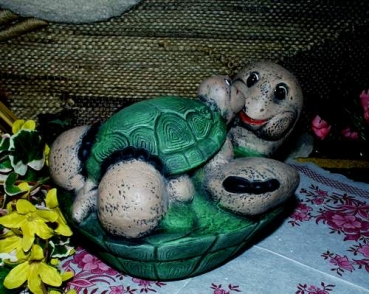 Spardose - Schildkröte mit Kind – 20 cm – mit passendem hochwertigem Metallschloss und Schlüssel - Schrühware