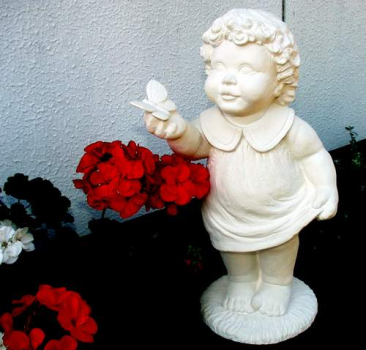 Gartenmädchen mit Schmetterling - 48 cm hoch - Schrühware