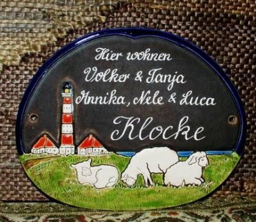 Keramik-Türschild – Leuchtturm mit Schafen – 18 x 14 cm – Schriftfeld braun – Handarbeit