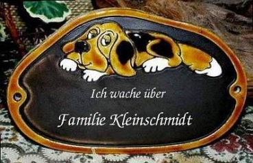 Keramik-Türschild – liegender Hund – 19,7 x 12,5 cm – Schriftfeld dunkelbraun – Handarbeit